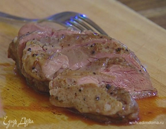 Утиные грудки нарезать и разложить на тарелки.