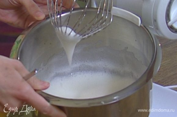 Белки с солью взбить в крепкую пену, добавить ванильный экстракт.