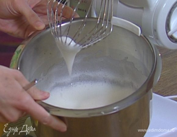 Белки с солью взбить в крепкую пену, добавить ванильный экстракт. 