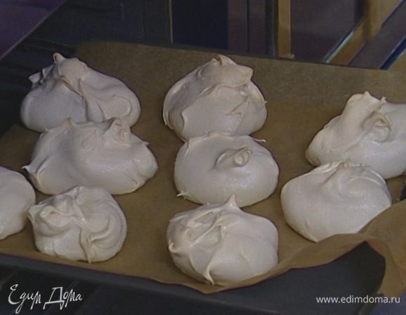 Температуру духовки уменьшить до 100°С и выпекать около полутора-двух часов.