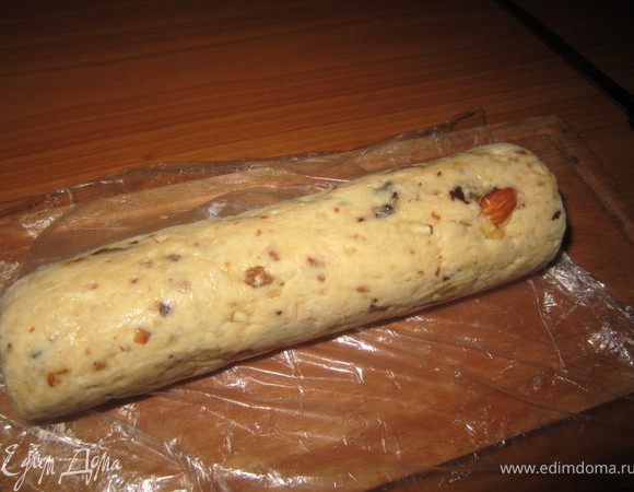 Добавить в тесто хорошо перемешать. 
Можно немного раскатать тесто и вырезать кружочки печеньки. А можно скатать колбаску завернуть в пленку и поставить с морозилку. После охлаждения порезать тесто на кусочки толщиной 0,5-1 см.