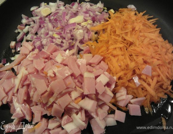 Порезанный лук и бекон поджарить на сковороде. ...я добавила также морковь.