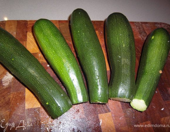 Помыть цукини, отрезать "ножки". Натереть на свекольной терке.