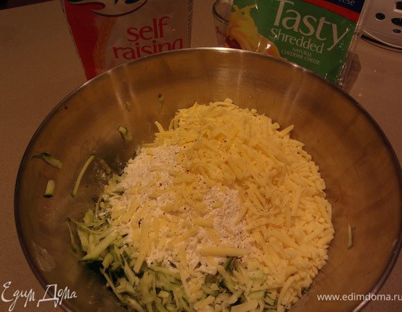 Смешать: цукини, остывший лук с беконом, муку, сыр, соль, перец.