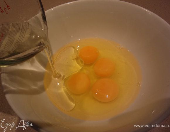 Яйца и масло взбить отдельно.