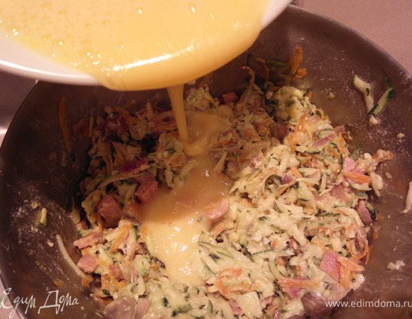 Добавить яичную массу к цукини.