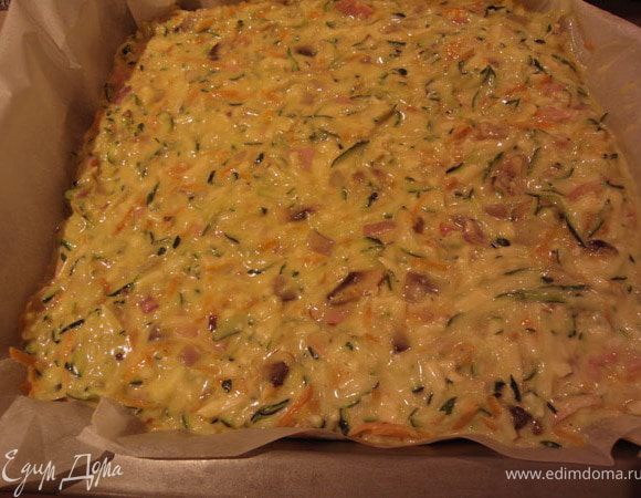 Разогреть духовку до 180 градусов (если с феном, то до 160). Вылить массу на противень, заранее застеленную пекарской бумагой. Выпекать минут 45 (до золотистой корочки). 