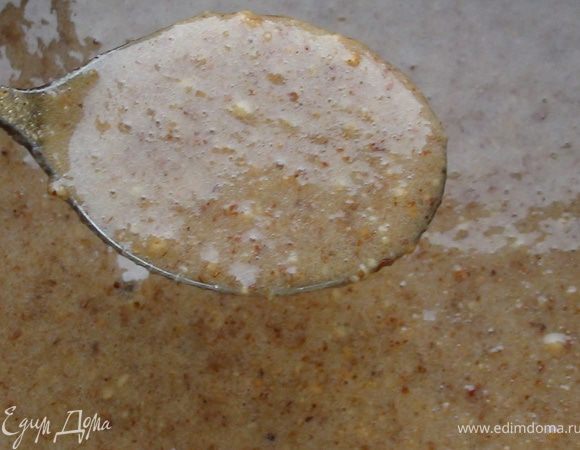 Смешать измельченный миндаль, сахар,  белки, ванилин, поставить на водяную баню и нагревать 5-10 минут до растворения сахара и побеления миндальной массы. Снять с бани. Остудить.