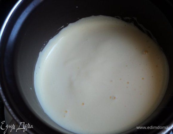 Для верхнего слоя: яйца взбить с сахаром в металлической кастрюльке миксером, поставить ее на водяную баню и продолжать взбивать на средней скорости до увеличения массы в 2-3 раза. Затем кастрюльку снять с водяной бани, остудить массу при постоянном помешивании. Добавить коньяк ( или вишневую наливку).