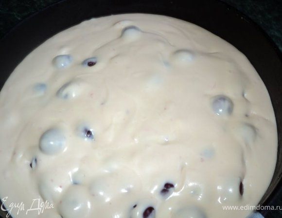 Вишню вымыть, обсушить, оставить несколько вишен для украшения., остальные очистить от хвостиков и косточек. 100гр вишни измельчить в блендере, протереть через сито. В образовавшийся сок добавить 3 ст. ложки сахара, проварить 5-7мин, остудить.
Сливки взбить с ванильным сахаром и подмешать к яичному крему. Разделить образовавшийся крем на две части. В одну часть крема добавить вишню и половину вишневого джема, перемешать и выложить на середину основы.
