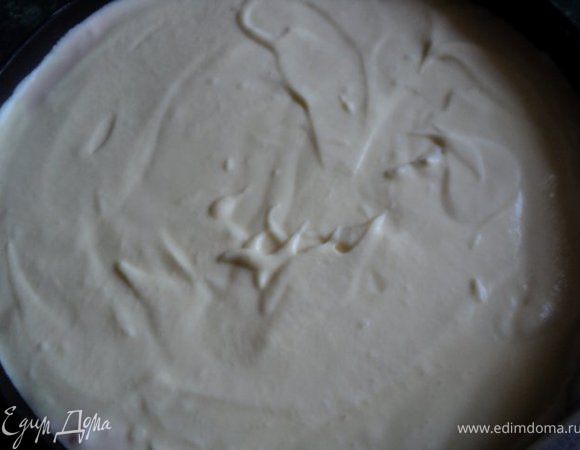 На вишневый крем выложить ложкой, начиная с краев, вторую часть крема, выровнять верх и поставить в морозильную камеру на 6 часов ( лучше на ночь).