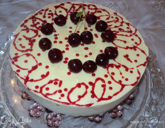 Перед подачей торт отделить из разъемной формы, украсить вишневым джемом и вишней. Вишневый джем перед украшением слегка растопить, выложить в плотный пакетик, отрезать кончик и выдавить на торт узоры.
Примечание:                                                                                                                                          1. Вишню можно предварительно замочить в коньяке или вишневой настойке.
2.Торт можно сделать  желейным , для этого ввести в яичный крем 25гр распущенного на водяной бане желатина и смешать его со взбитыми сливками. Готовый торт поставить просто в холодильник для застывания на 3 часа.
