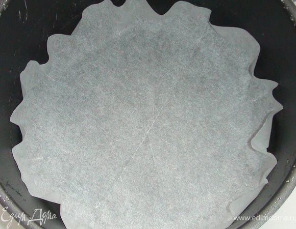 Разогреть духовку до 170 градусов.  Выпекать на пергаментной бумаге 20-25 минут каждый корж, у меня их три. Диаметр формы у меня 18 см.
