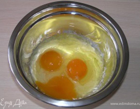Добавить яйца и желток.