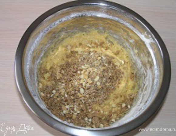 Всыпать измельченные орехи и вымесить тесто.