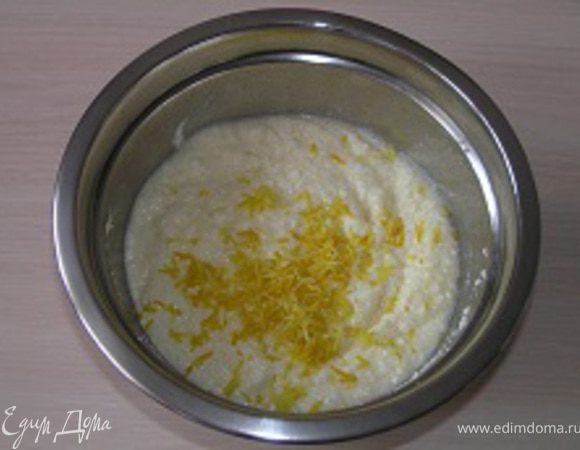 Для начинки смешать творог с сахаром, добавить яйцо и белок. Всыпать цедру и тщательно перемешать.