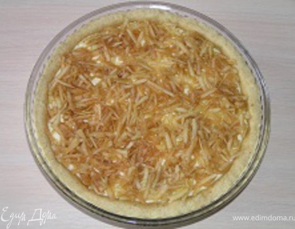 Вынуть из духовки и сверху разложить натертые яблоки. Выпекать еще 15-20 минут.