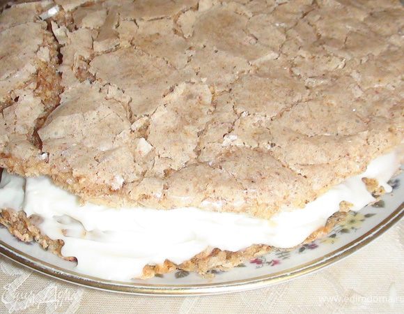 Коржи промазать кремом.