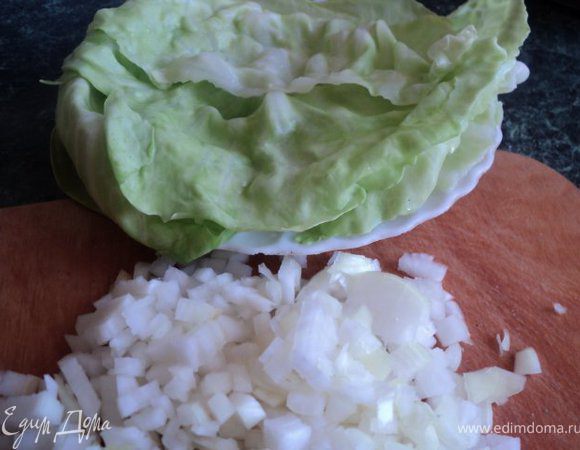У капусты вырезать кочерыжку, положить в посуду для микроволновки, влить 200гр. горячей воды, накрыть крышкой, поставить в микроволновку на 2-3 мин при макс.мощности. Можно просто отварить капусту до мягкости на плите. Разобрать капусту на листья, срезать утолщения.
Лук мелко порезать, 
