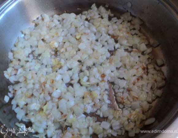 , припустить на растительном масле до золотистого цвета.