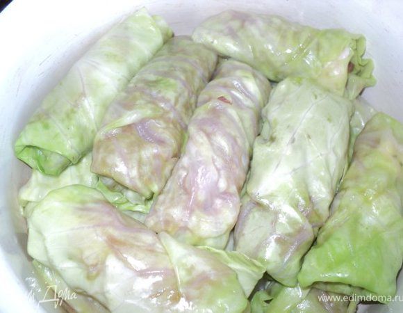 На дно сотейника уложить слой листьев капусты, затем голубцы и накрыть слоем листьев. Залить подсоленной водой ( до уровня голубцов) и готовить при небольшой температуре 25-30мин.