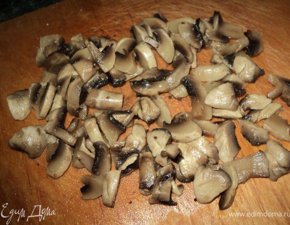  Приготовить соус: грибы ( у меня были шампиньоны) отварить в подсоленной воде 10мин, затем мелко порезать, немного отвара оставить.                                                                                                                                                                                          
