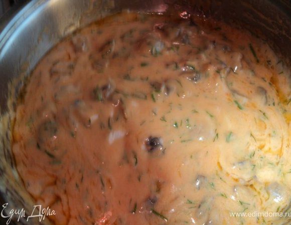 На сухой сковородке слегка поджарить муку до золотистого цвета, добавить сметану, немного грибного отвара, томатный соус, грибы, посолить по вкусу,  прокипятить, постоянно помешивая, добавить укроп.