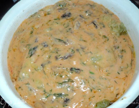 Залить соусом голубцы , накрыть крышкой, поставить в духовку и протушить при температуре 200 градусов 25-30мин.