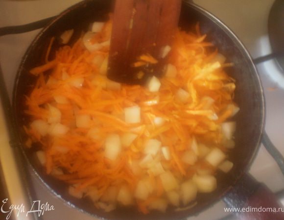 Лук покрошить, морковь натереть на терке, из помидор сделать пюре или сок. Обжарить лук и морковь на растительном масле, добавить томат, потушить.