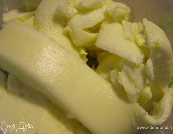 Остывшую масу достать из контейнера.
Переложить в блендер, хорошо взбить.
