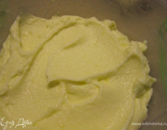 Поместить масу обратно в контейнер. 
Поставить в морозилку на 2-3 часа.
И еще раз взбить и вернуть в морозилку.