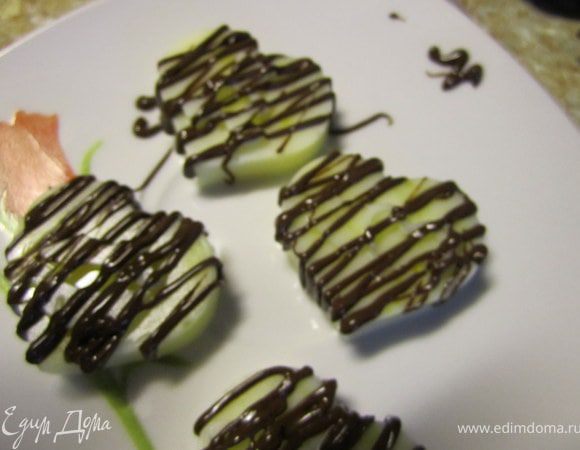 Конфетки можно украсить растопленным шоколадом.