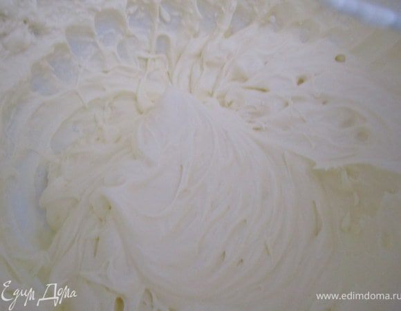 Добавить 100 гр. сметаны, взбить.