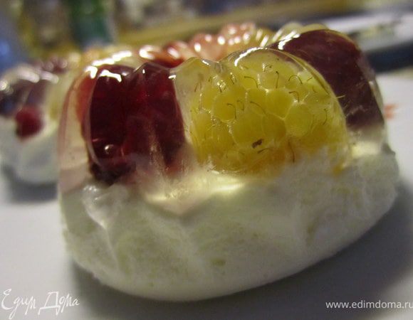 Аккуратно достать желе из формочек.
