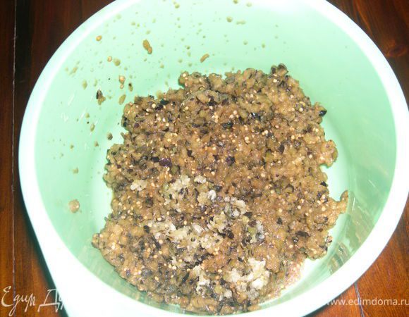 Баклажаны моем,отрезаем верхушки,пропускаем через мясорубку...