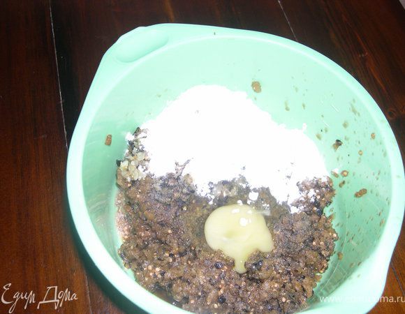 В готовый фарш добавляем соль,яйцо,чеснок,перец молотый и муку,перемешиваем...