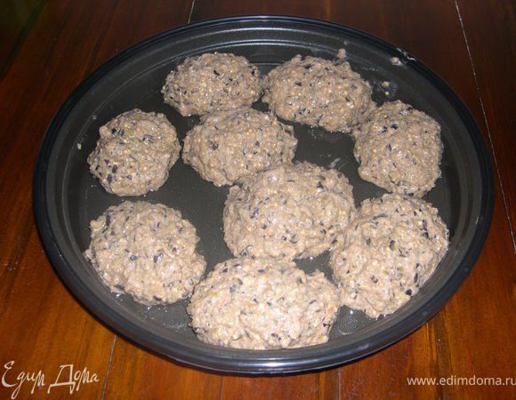 Из фарша лепим котлетки и выкладываем на смазанную подс.маслом форму и выпекаем 20-25 минут...