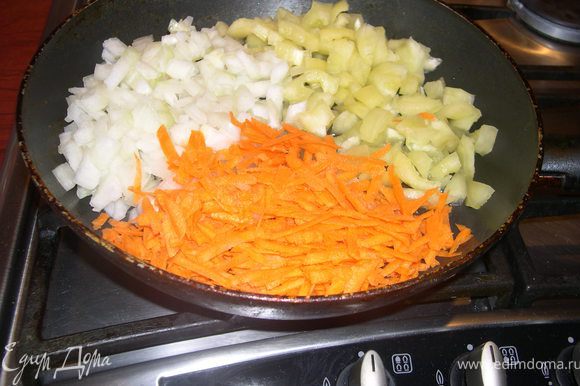 Перец болг.+лук+морковь нарезаем и обжариваем на сквороде до золотистой корочки...