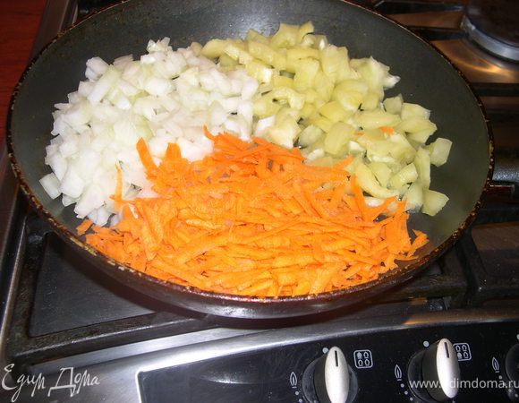 Перец болг.+лук+морковь нарезаем и обжариваем на сквороде до золотистой корочки...