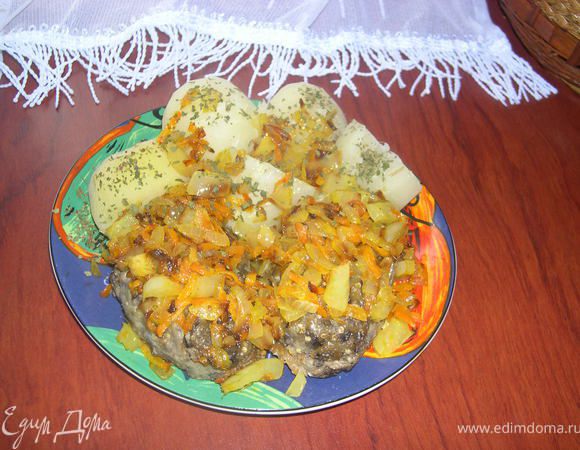 Котлеты выкладываем на блюдо,сверху кладем обжар.овощи и гарнир.Подаем к столу !!!