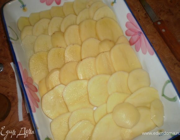 Форму полить маслом, чешуйками выложить слой картофеля, посолить.
