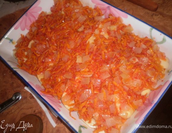 Сверху равномерно распределить слой томатно-овощного соуса.