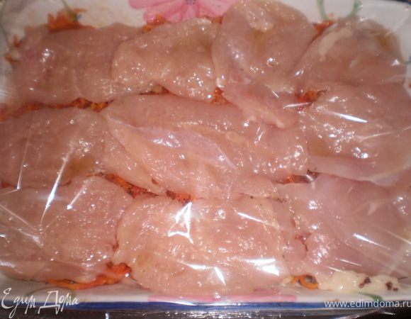 Сверху выкладываем мясо, солим, перчим.