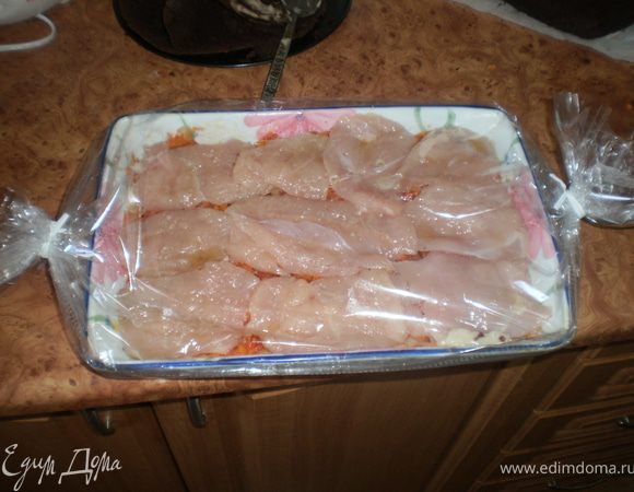 Помещаем форму в рукав для запекания, завязываем концы. Запекаем 30-35 минут при 180 градусах.