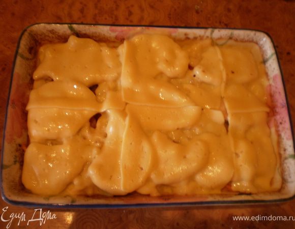 Разрываем рукав для запекания, сверху выкладываем сыр, помещаем обратно в духовку минут на 5.
