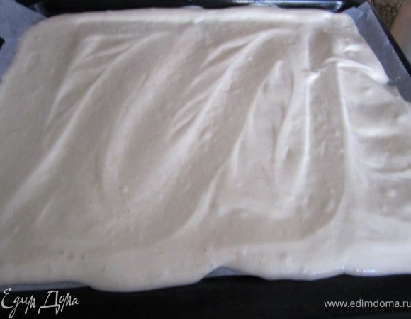 Приготовить тесто для бисквита по рецепту http://www.edimdoma.ru/recipes/20733. Для выпечки нужно использовать противень, закрытый пергаментной бумагой.
Выложить тесто. 
Выпекать в духовке 10-15 минут, при температуре 180 гр.
