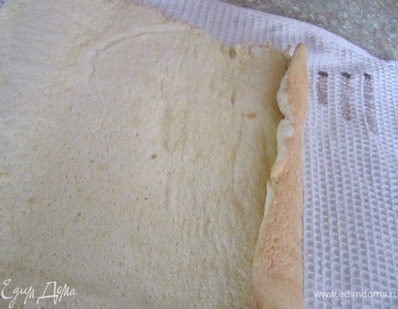 Подготовить любое варенье или конфитюр 150-200 гр.
Развернуть бисквитный рулет.