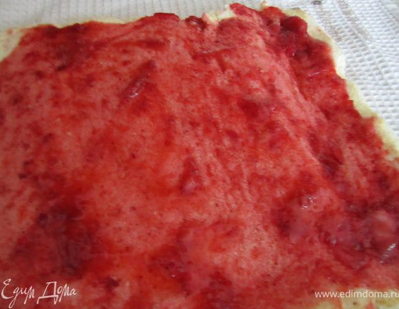 намазать вареньем или конфитюром.