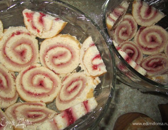 Охлажденный рулет нарезать кусочками толщиной 0,5-1 см.
Глубокое блюдо застелить пищевой пленкой.
Выложить кусочки рулета.