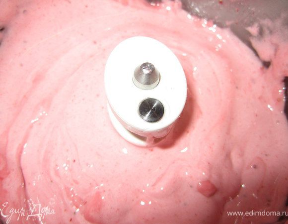 Приготовить клубничный  мусс как в рецепте http://www.edimdoma.ru/recipes/26982.